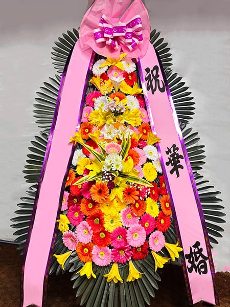 포항 더 퀸 군대 동기회 전우들이 신랑에게 전하는 든든한 화환